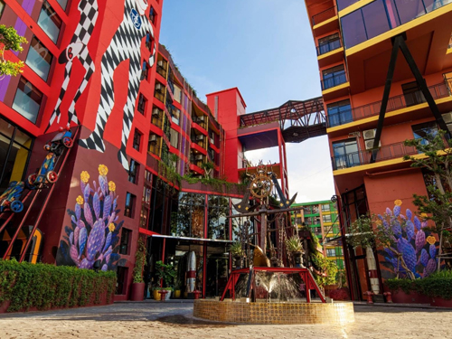 ทางเข้าที่จอดรถ MeStyle Museum Hotel โรงแรมมีสไตล์ มิวเซียม ย่านห้วยขวาง เดินทางสะดวกจากถนนรัชดาภิเษก