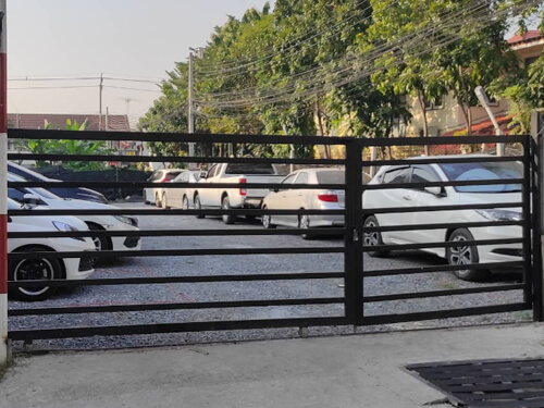ที่จอดรถดอนเมือง หน้าทางเข้า ลานจอดรถ Bsmile Parking 2 ปลอดภัย มีประตูเปิด-ปิด เข้าออก