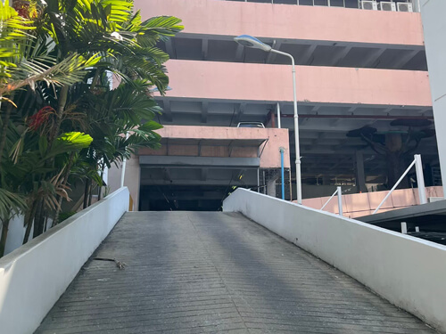 ทางเข้าที่จอดรถ อาคาร City Link Building