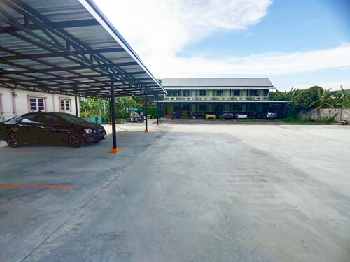 ที่จอดรถหมู่บ้าน ลัลลี่ วิลล์ ลานจอดรถ คุณโจ
