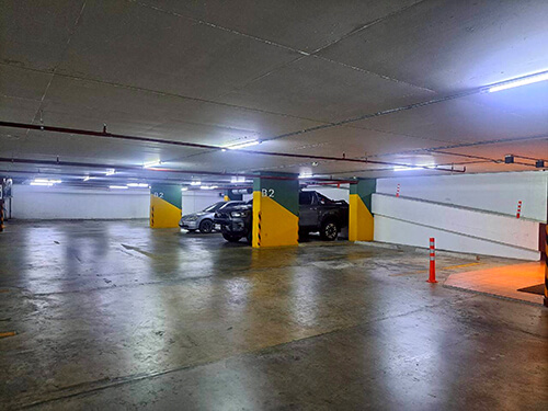 พื้นที่จอดรถยนต์ภายใน MeStyle Museum Hotel รองรับผู้เข้าพัก บุคคลทั่วไป และ ลูกค้าในย่านห้วยขวาง บริการจอดรถ รายวัน รายเดือน