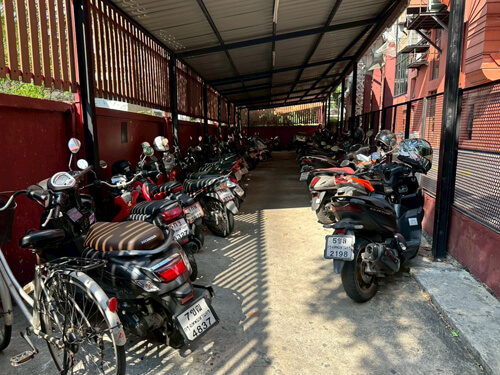 ลานจอดรถจักรยานยนต์ MeStyle Museum Hotel โรงแรมมีสไตล์ มิวเซียม ย่านห้วยขวาง รองรับผู้เข้าพักและผู้มาใช้บริการ