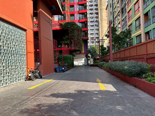 ทางเข้าและทางออกลานจอดรถ MeStyle Museum Hotel เชื่อมต่อถนนรัชดาภิเษกและเส้นทางหลักในย่านห้วยขวาง