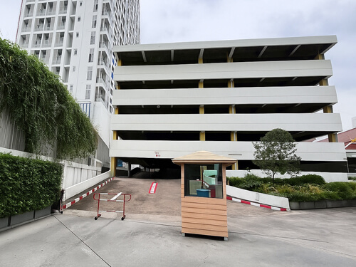 โรงแรมมณเฑียร สุรวงศ์ ทางเข้าอาคารจอดรถ ติดถนนพระราม 4