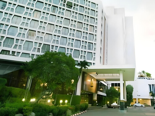 โรงแรมมณเฑียร สุรวงศ์ ที่จอดรถในโรงแรม ใกล้สามย่านมิตรทาวน์ 