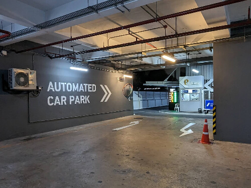 ทางเข้าที่จอดรถ Auto Parking โรงแรม Somerset  เอกมัย