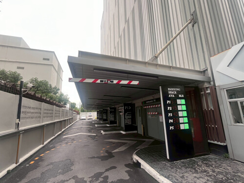 ทางเข้าที่จอดรถ Auto Parking โรงแรม Somerset เอกมัย